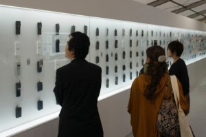Per festeggiare il suo 20° anniversario, la compagnia telefonica giapponese NTT DoCoMo ha creato un'esposizione in cui viene mostrata l'evoluzione del telefono cellulare dal 1987 ad oggi