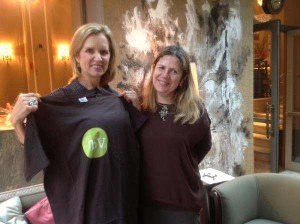 Kerry Kennedy sfoggia la t-shirt del Buon Vivere insieme a Monica Fantini