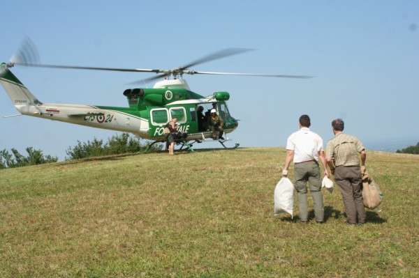 Il trasporto dei semi con l'elicottero del CFS_foto Ivano Fabbri