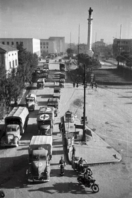 28 - 9 novembre 1944 gli alleati entrano a Forlì (l'ombra dei veicoli fa supporre che questa foto sia stata scattata nel pomeriggio)