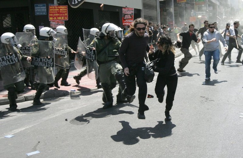 Protesters clash with riot police during a demonstration in Athens, Greece, 1 May 2010. The Greek government is implementing austerity measures, amidst protests, that envision a major overhaul of the taxation and social security/pension systems. Greece has vowed to tackle the debt crisis that has shaken the entire European Union and put the euro currency under pressure. EPA/ORESTIS PANAGIOTOU +++(c) dpa - Bildfunk+++