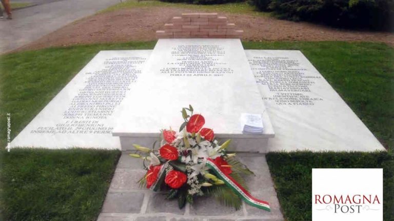 cropped-Cimitero_di_Forlì_Monumento_a_ricordo_delle_vittime_uccise_allaeroporto_di_Forlì_nel_settembre_1944-1.jpg