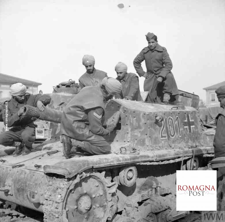 1945-01-30_-Soldati-indiani-su-carro-armato-tedesco-a-Forli-1