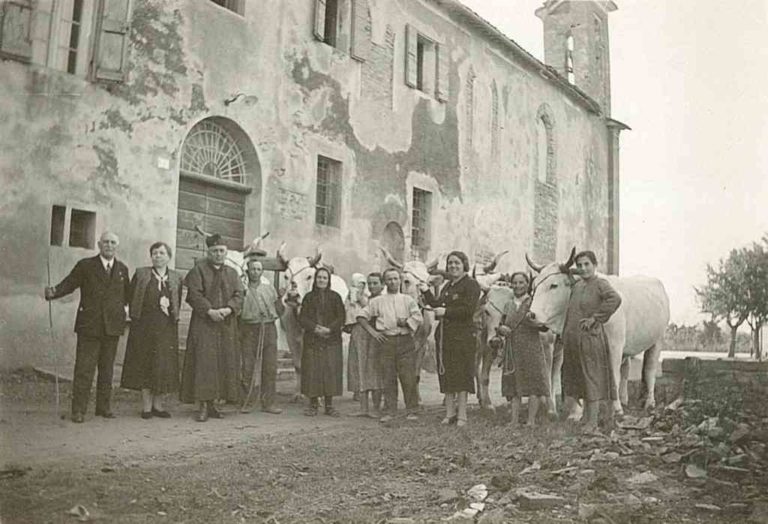 don-Edgardo-Morini-con-la-famiglia-contadina-del-podere-della-parrocchia_0023
