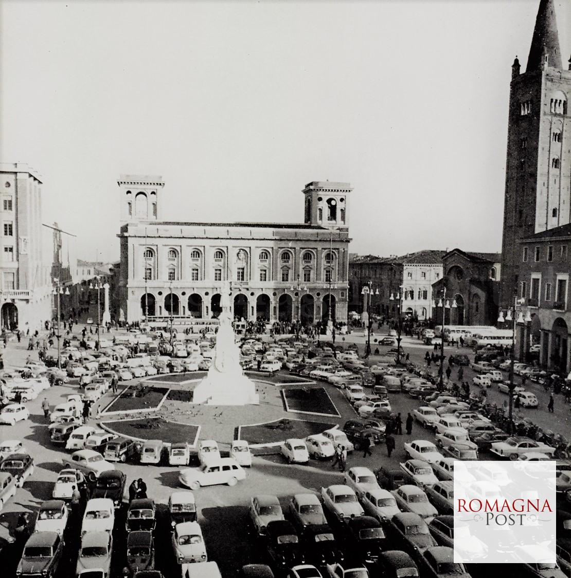 piazza-saffi-auto-2-1