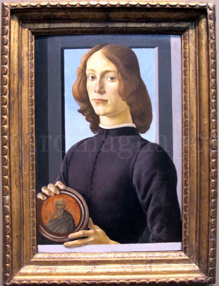 02-Sandro_botticelli_ritratto_di_giovane_con_medaglione_01