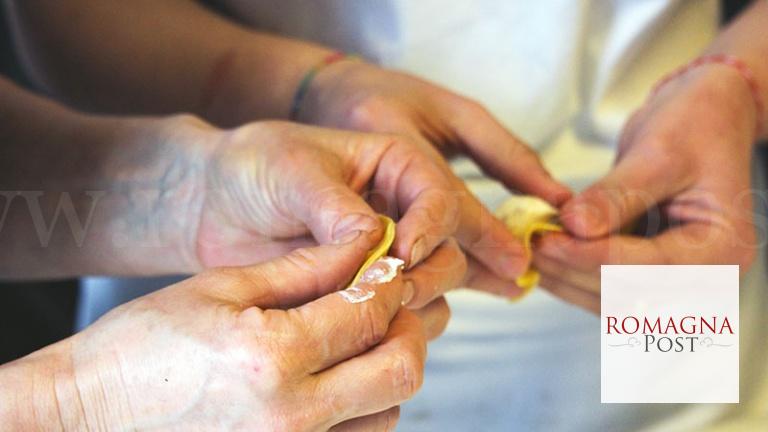 435-azdoara-prepara-cappelletti-romagnoli-pasta-fresca-ricetta-romagnola-cappelletti-al-formaggio