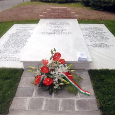 Cimitero_di_Forlì_Monumento_a_ricordo_delle_vittime_uccise_allaeroporto_di_Forlì_nel_settembre_1944