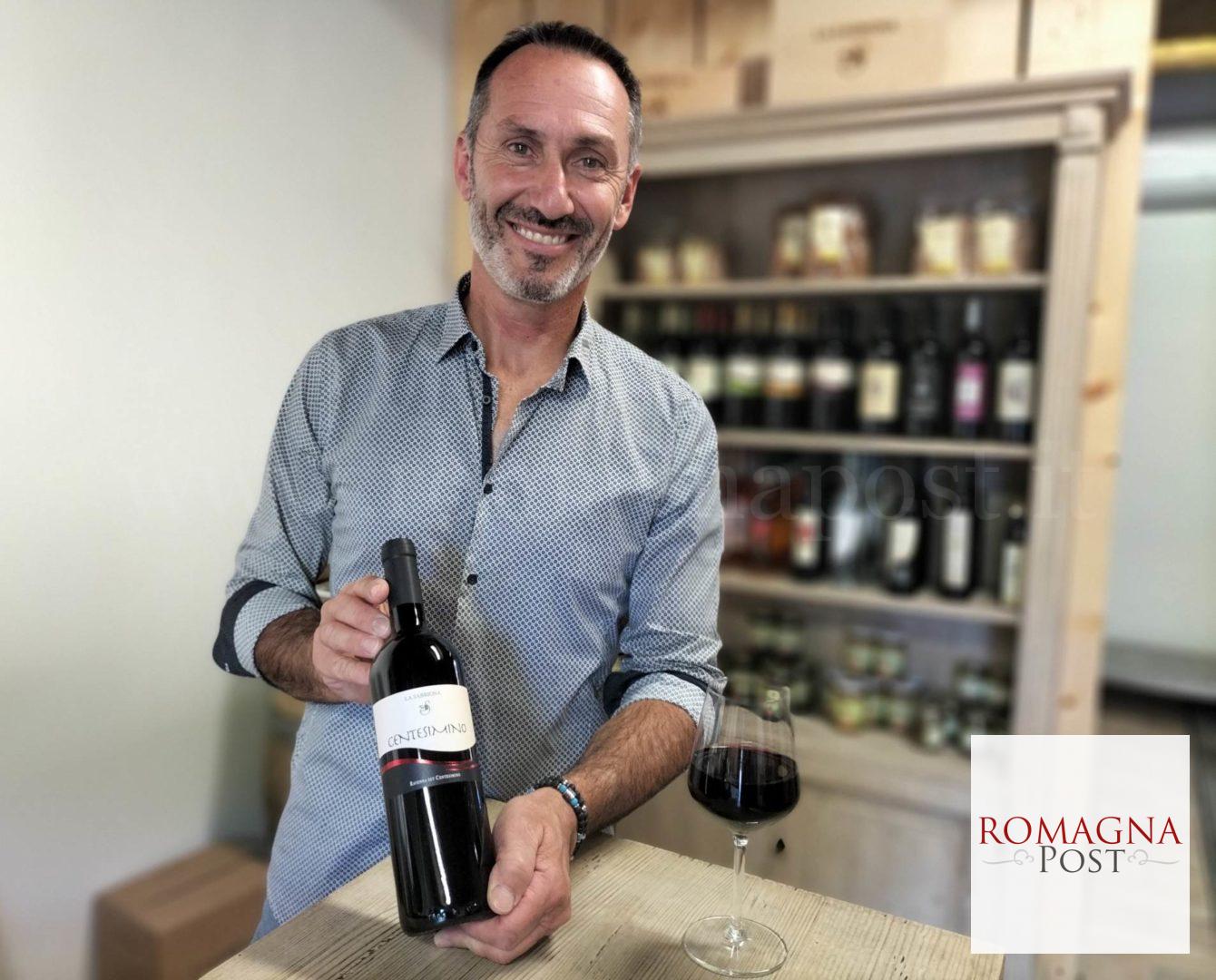 Mauro Altini con il vino premiato - Copia