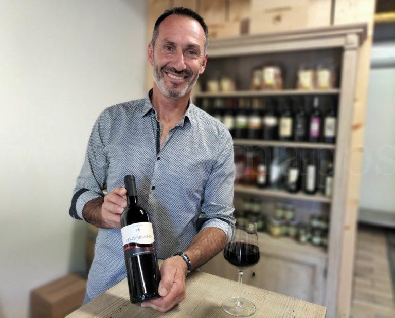 Mauro Altini con il vino premiato - Copia