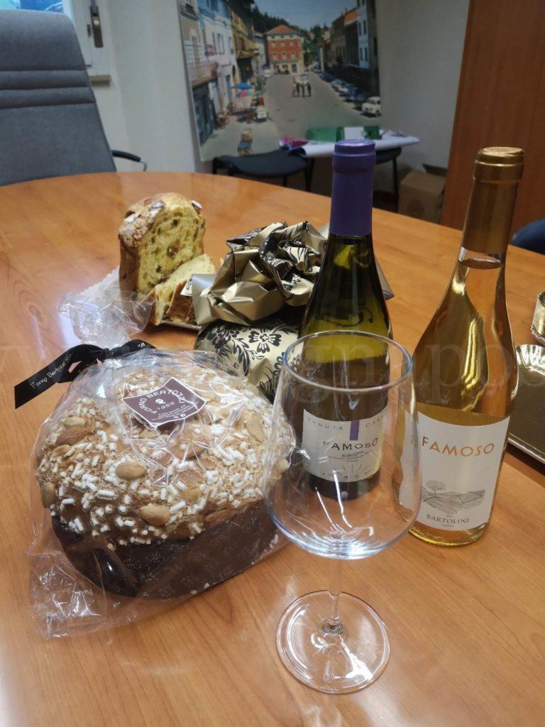 Panettone al Famoso insieme alle due bottiglie di Famoso