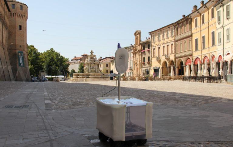 Il robot in Piazza del Popolo a Cesena