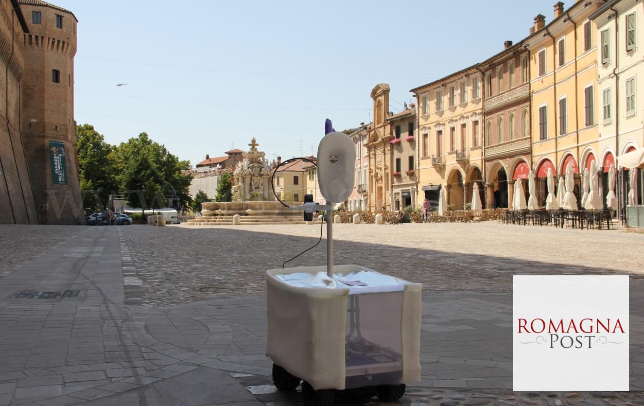 Il robot in Piazza del Popolo a Cesena