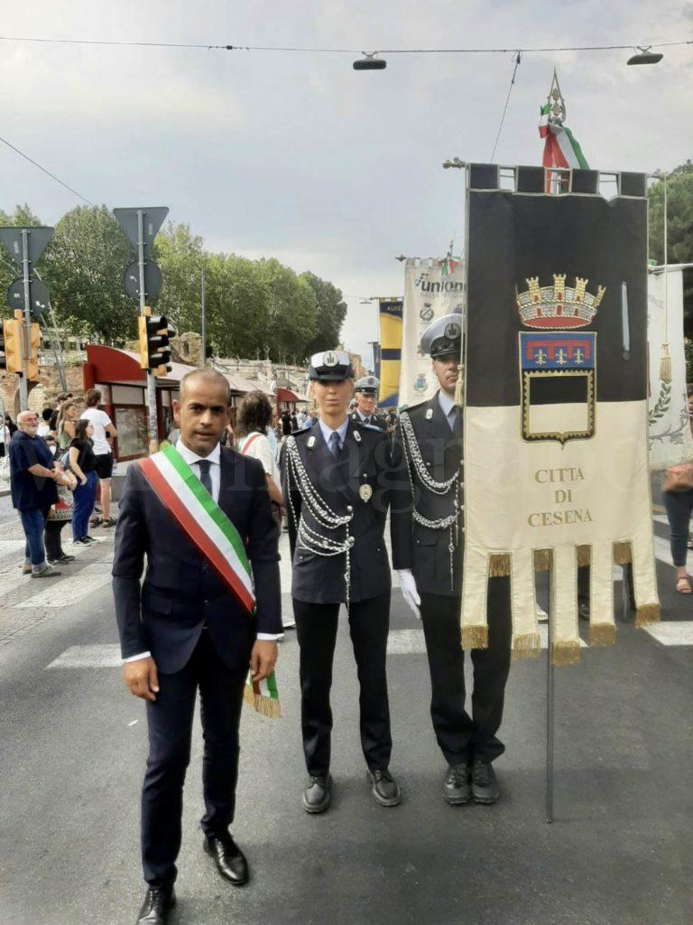 Il Vicesindaco Christian Castorri con il gonfalone del Comune di Cesena e due agenti della Pl