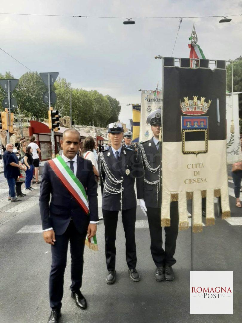 Il Vicesindaco Christian Castorri con il gonfalone del Comune di Cesena e due agenti della Pl