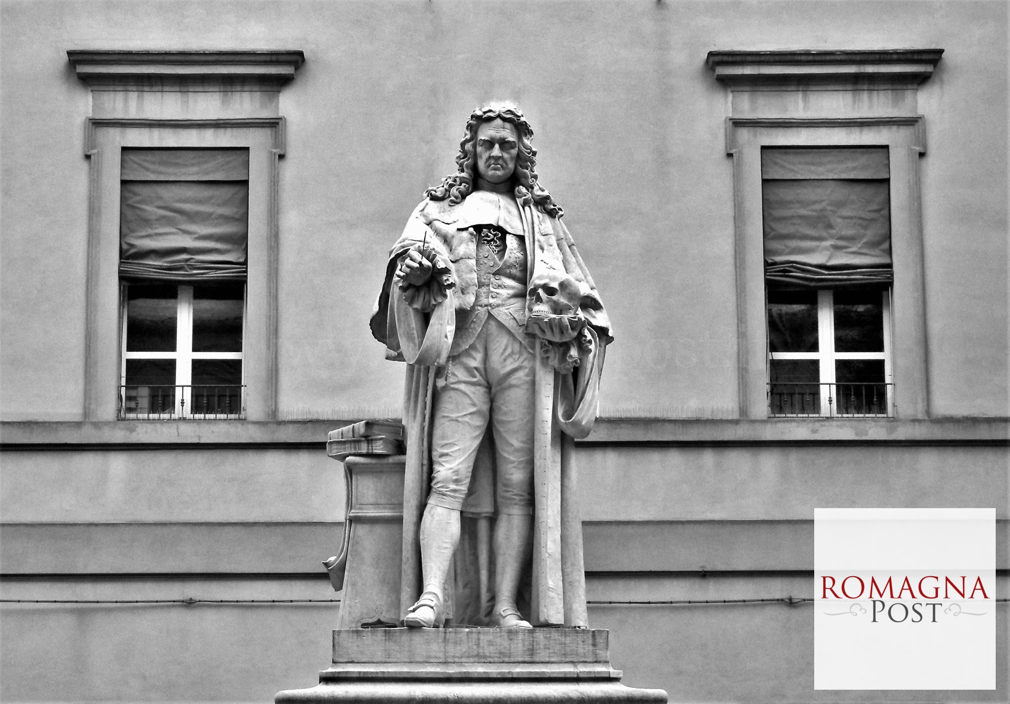 Piazza-Morgagni-statua