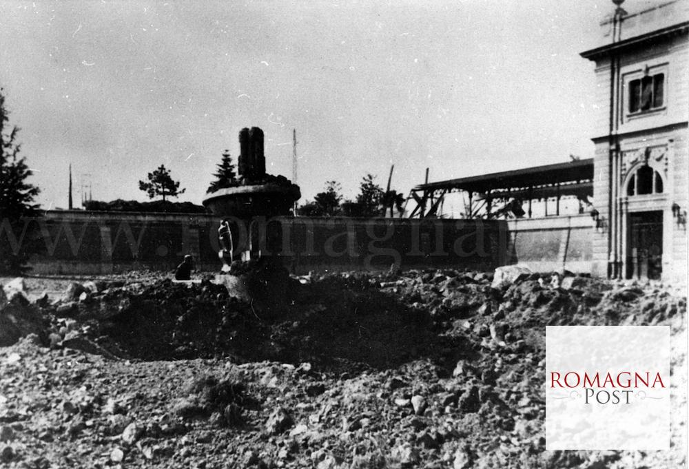 La-stazione-ferroviaria-di-Forli-bombardata-1