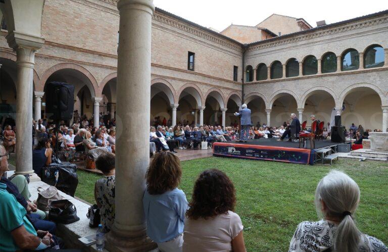 13–09-2023-ravenna chosti dante e cassa , inaugurzione festival prospettiva dante , fondazione cassa di risparmio di ravenna , giancarlo giannini, domenico de martino , cipoletta , prsidente accademia della crusca , alfieri , ferrini , sindaco , tomba