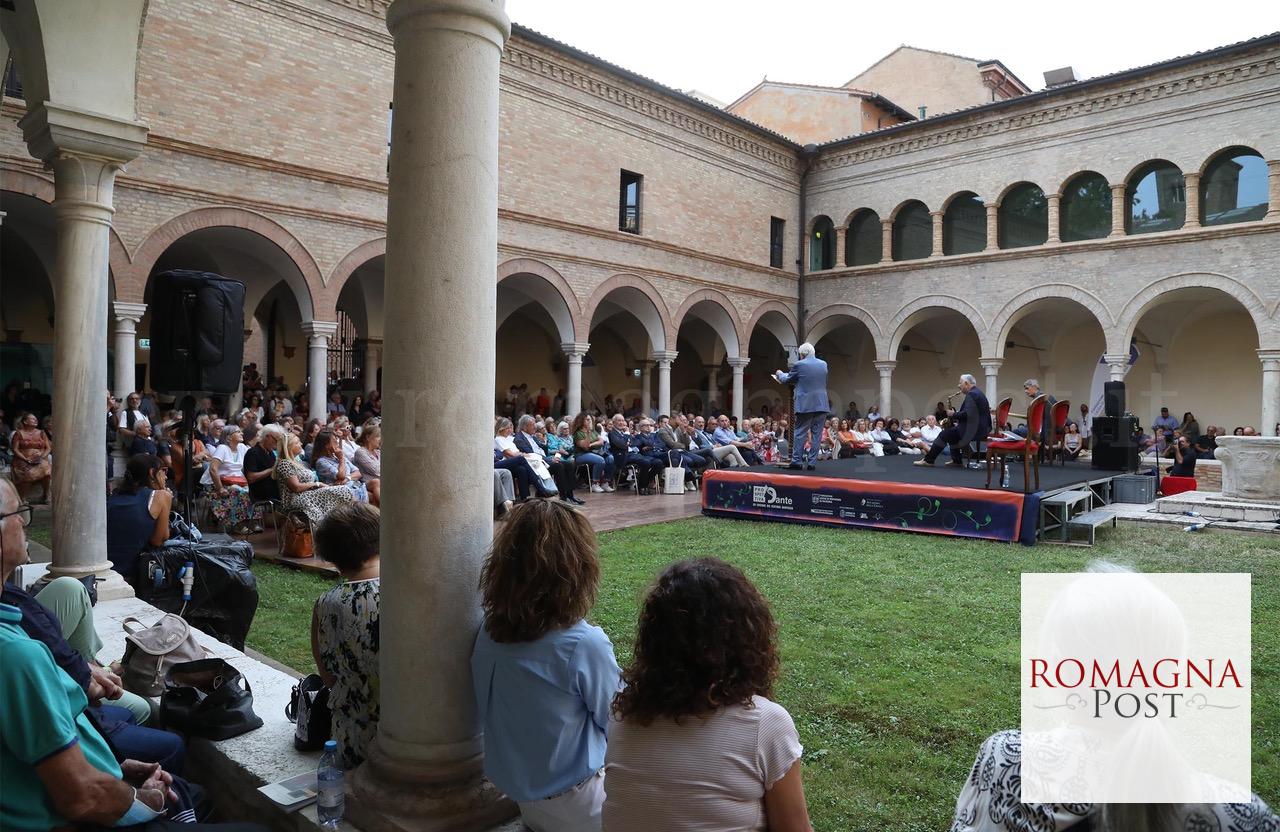 13–09-2023-ravenna chosti dante e cassa , inaugurzione festival prospettiva dante , fondazione cassa di risparmio di ravenna , giancarlo giannini, domenico de martino , cipoletta , prsidente accademia della crusca , alfieri , ferrini , sindaco , tomba
