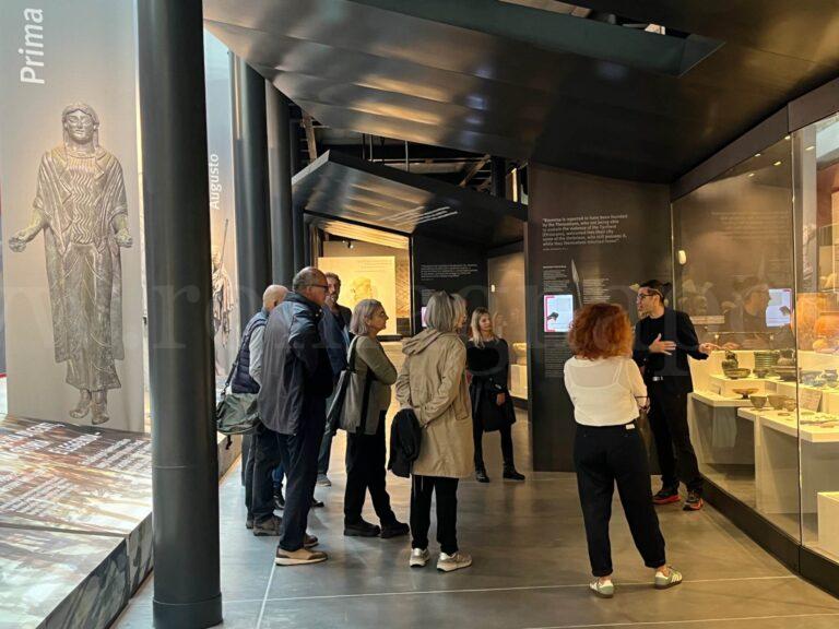 Foto2_turisti al museo_Classis