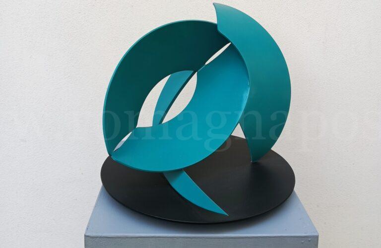 Alex Corno, Turquoise moon, 2024, h cm 28 x 33 x 32, ferro dipinto