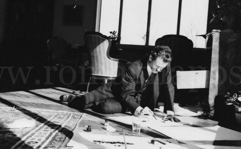 Georges Mathieu mentre dipinge nella sala di Villa Ghigi-Pagnani, 1959