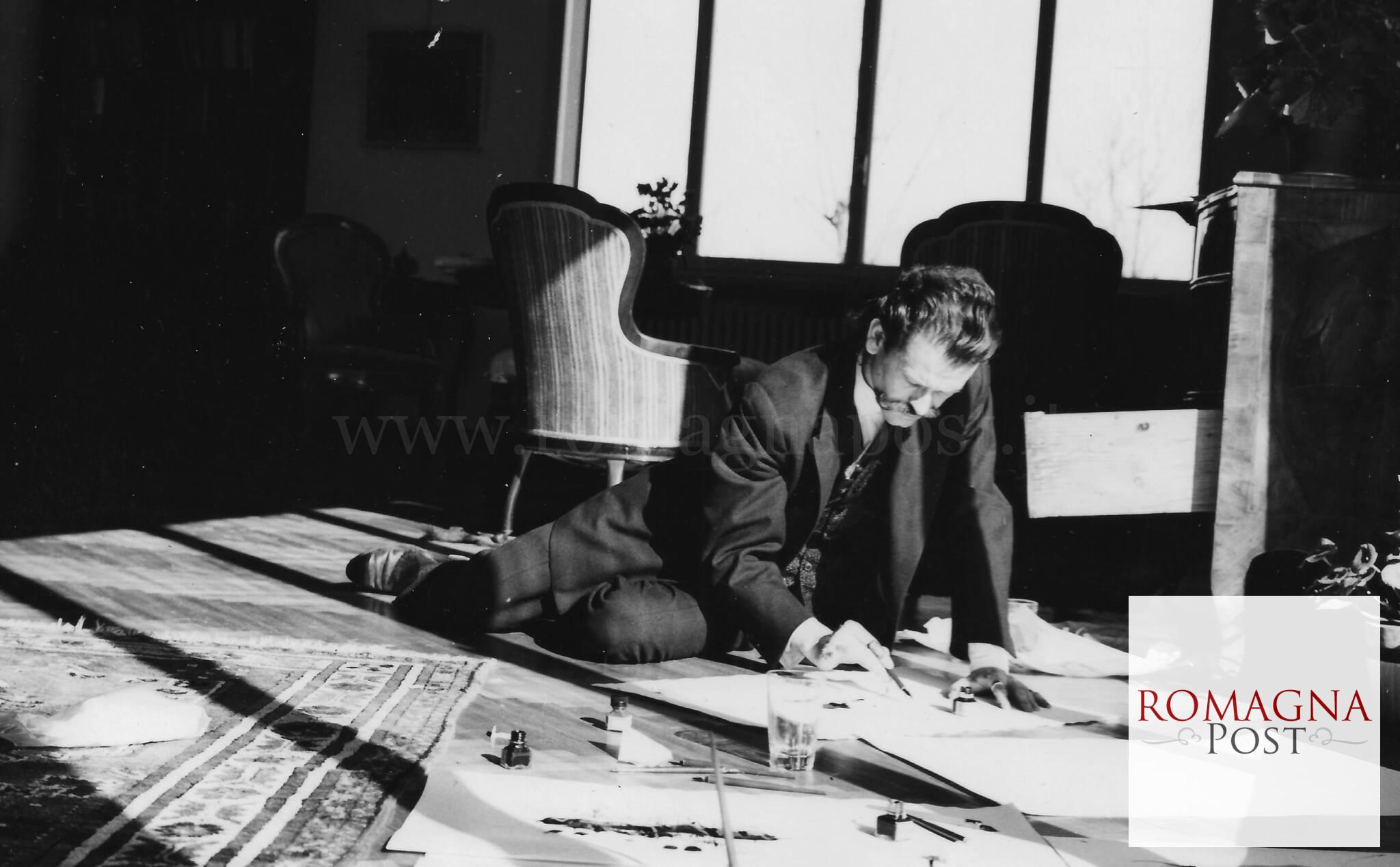 Georges Mathieu mentre dipinge nella sala di Villa Ghigi-Pagnani, 1959
