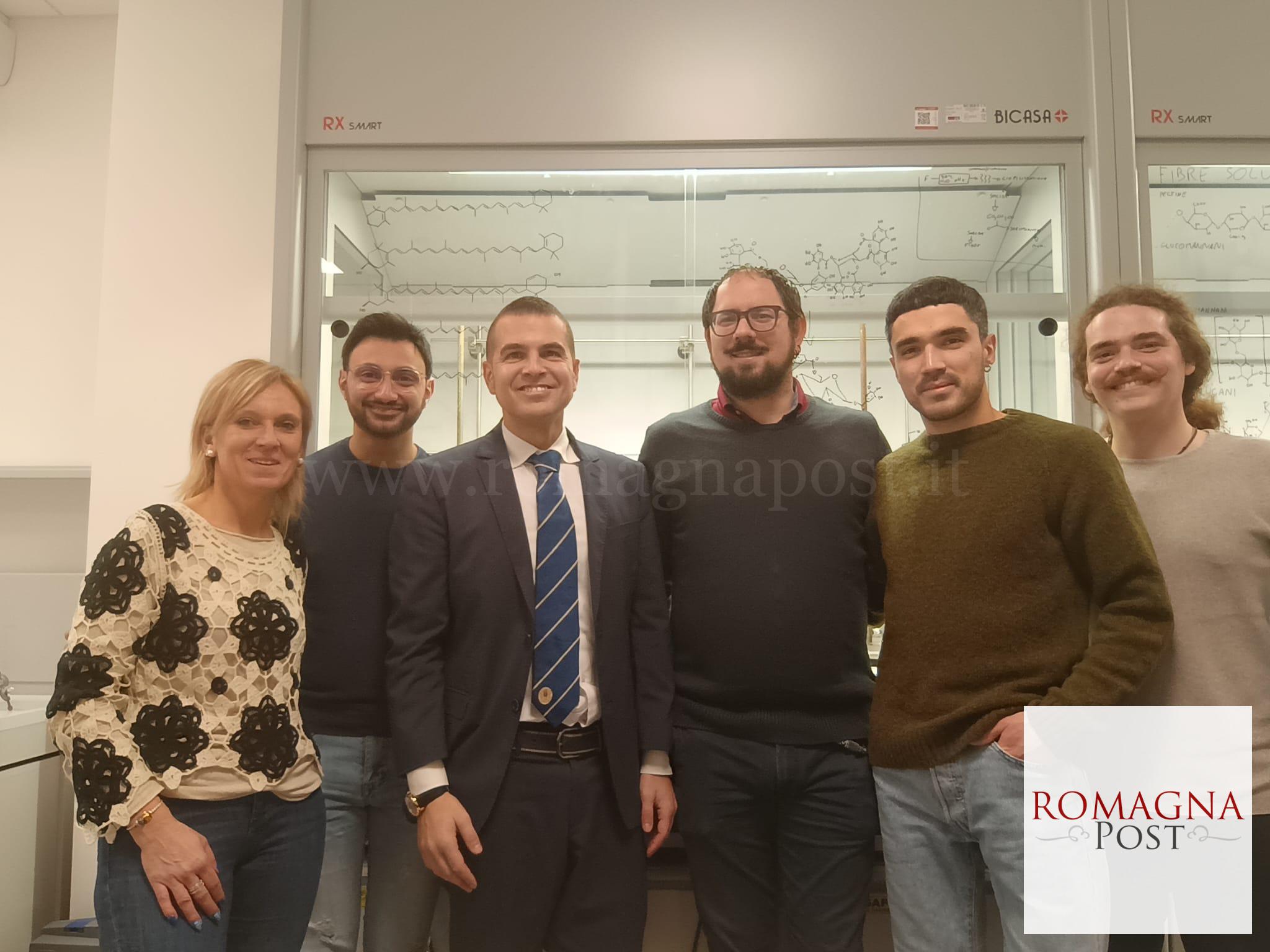 gruppo_ricercatori_curcuma_blue