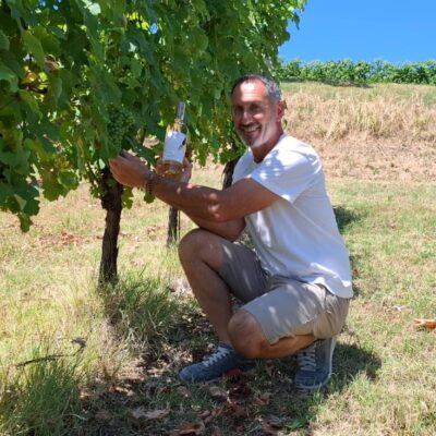 Mauro Altini con Punto a capo nella vigna di Trebbiano