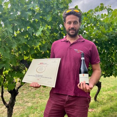 Daniele Casali con il vino premiato da AIS