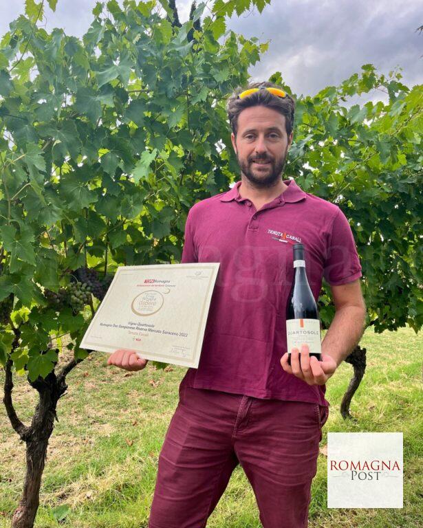 Daniele Casali con il vino premiato da AIS