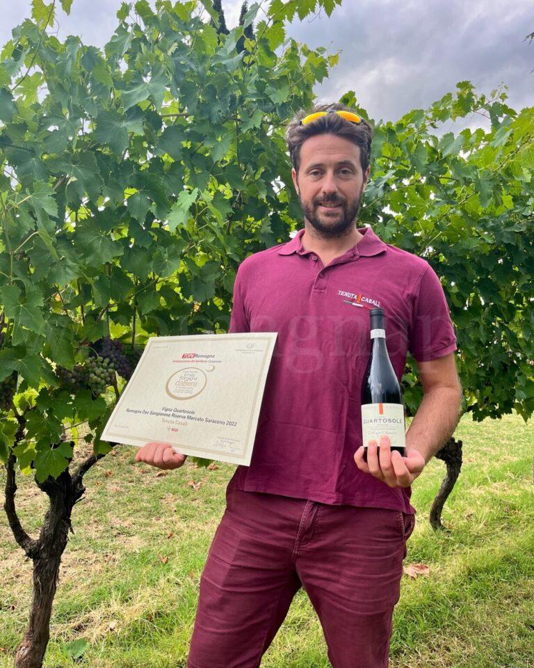 Daniele Casali con il vino premiato da AIS