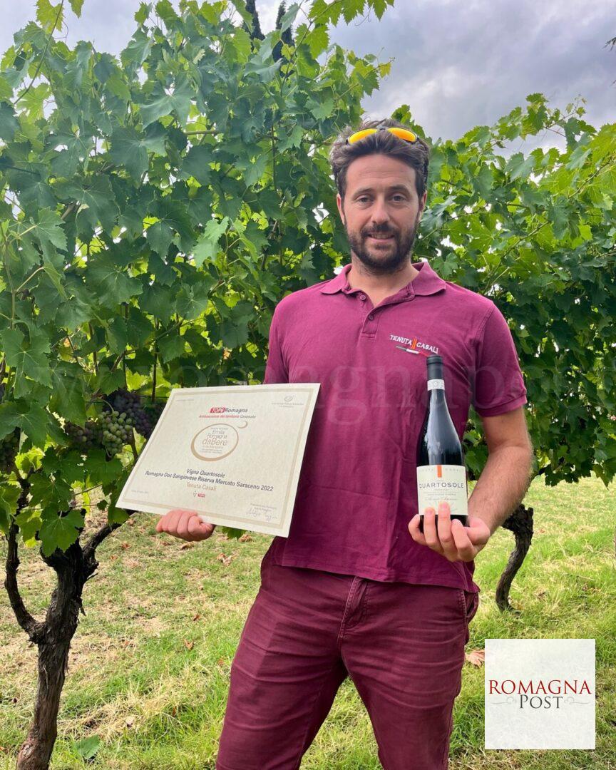 Daniele Casali con il vino premiato da AIS