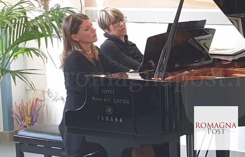 Mary Veloce e Francesca Cesaretti mentre suonano
