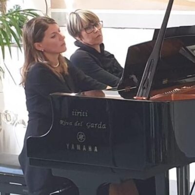 Mary Veloce e Francesca Cesaretti mentre suonano