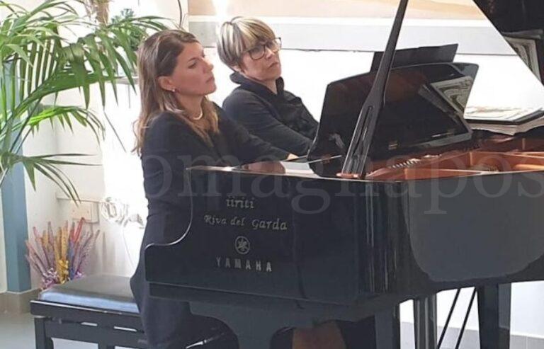Mary Veloce e Francesca Cesaretti mentre suonano