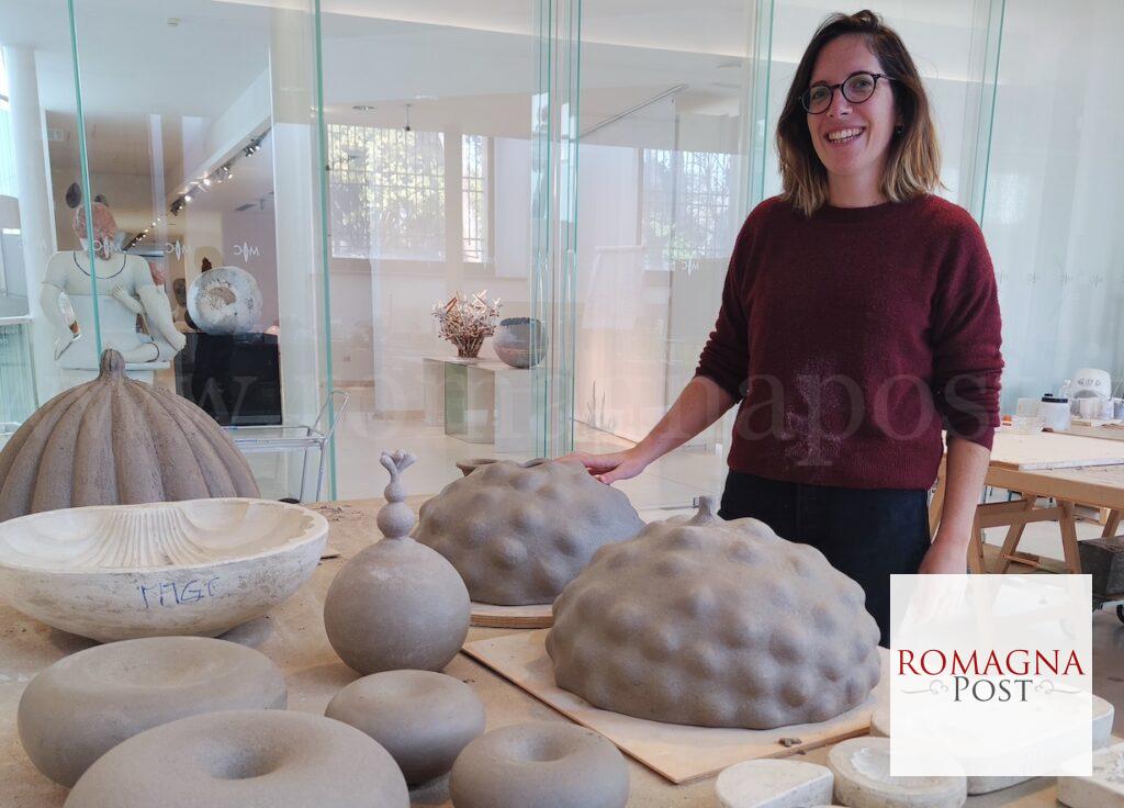 Léa Renard al lavoro nei laboratori del MIC Faenza