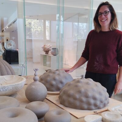 Léa Renard al lavoro nei laboratori del MIC Faenza