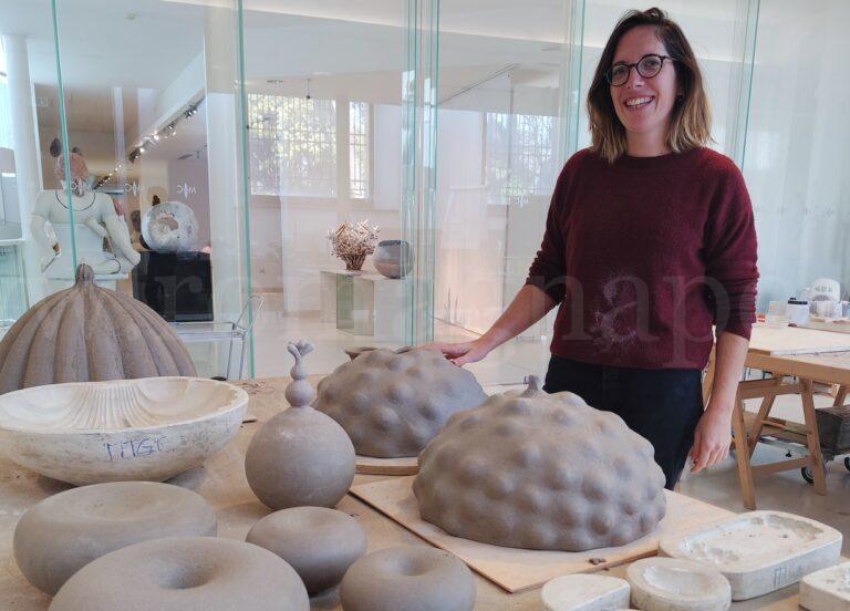 Léa Renard al lavoro nei laboratori del MIC Faenza