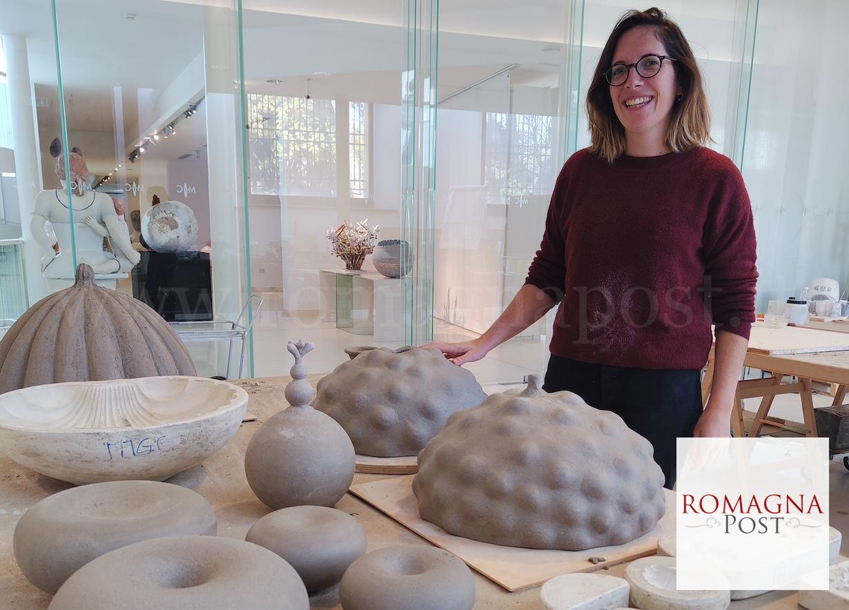 Léa Renard al lavoro nei laboratori del MIC Faenza