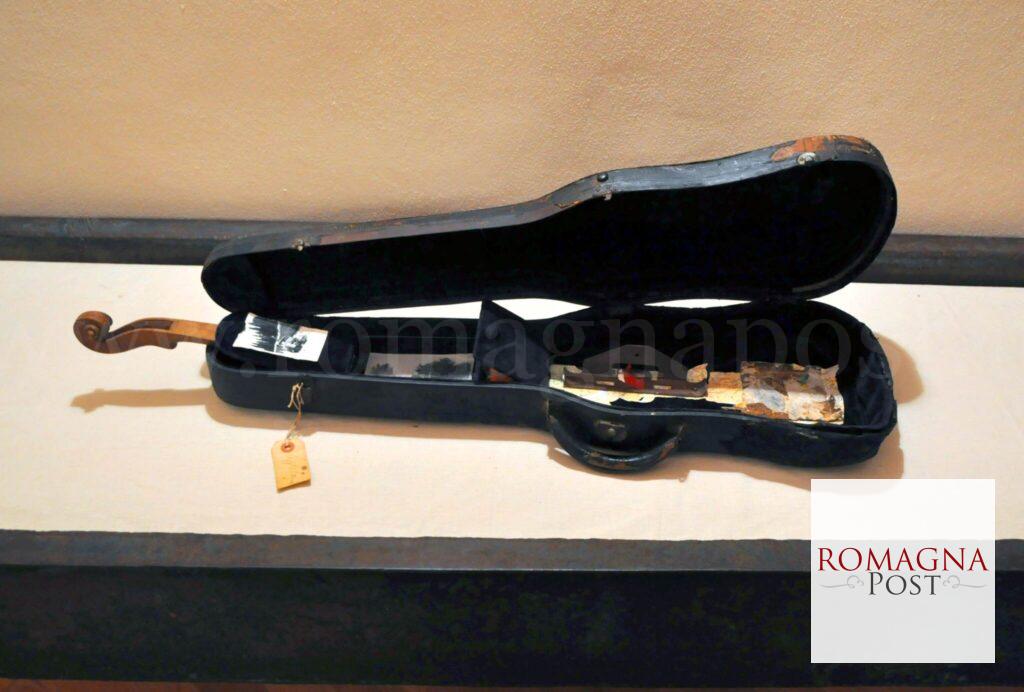 Betty Zanelli, Gaza Borders, tecniche miste, fotografie analogiche su custodia di violino, 2024