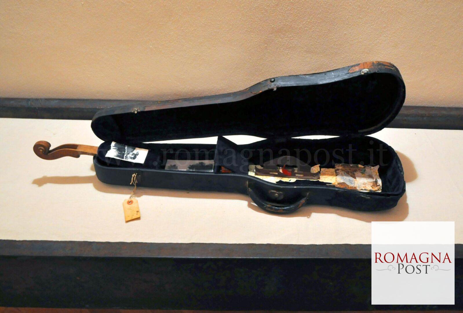 Betty Zanelli, Gaza Borders, tecniche miste, fotografie analogiche su custodia di violino, 2024