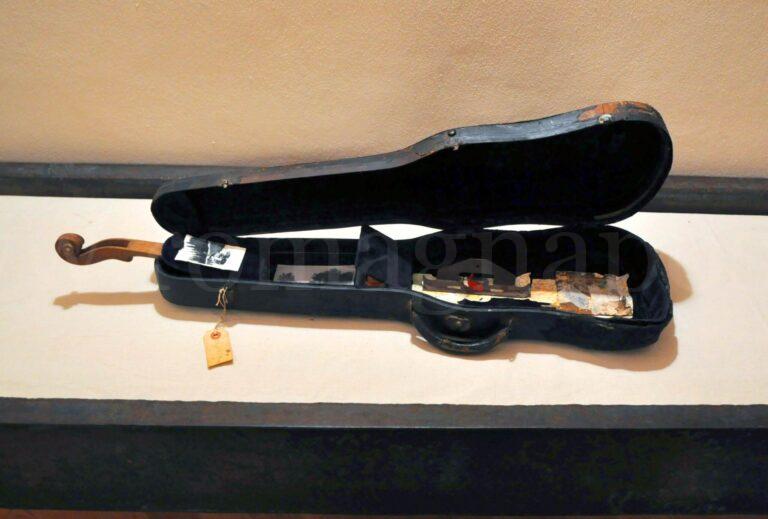 Betty Zanelli, Gaza Borders, tecniche miste, fotografie analogiche su custodia di violino, 2024